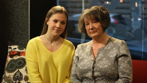 Emmy Himmelroos och Monika Fagerholm i Efter Nios studio. Emmy Himmelroos och Monika Fagerholm