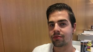 Vincent Wrede studerar organisation och ledning och tycker att affärsmodellerna borde bli grönare. Vincent Wrede, en ung man med svart hår och skäggstugg och med en vit t-skjorta, studerar organisation och ledning vid Åbo Akademi