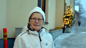 Gunilla Heikkinen går med dubbskor då det är halt. Gunilla Heikkinen står på en välsandad trottoar.