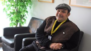 Socialarbetaren Miska Nyman tror att många av de inre problemen i de romska samfunden kan lösas med attitydförändringar. En man sitter i en fåtölj, bredvis honom en tom fåtölj.