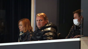 Pekka Virta fanns på plats i Åbo. Pekka Virta kollar på match från läktaren.