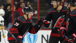 Sebastian Aho gjorde ett mål i den tredje matchen. Sebastian Aho firar sitt mål.