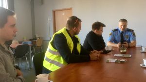 Mariusz Sumara briefar antismoggpatrullen före morgonens avfärd. Polisbefälhavare Mariusz Sumara briefar sin antismoggpatrull före morgonens avfärd.