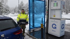 Petri Sivula är en nöjd gasbilsförare sedan fyra år tillbaka. Lojobon Petri Sivula tankar sin gasbil på gastankningspunkten i Muijala.