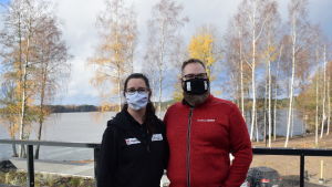 Saara och Tomi Norryby är två av Storbjörks grannar. Här står de på takterrassen till sitt japanskinspirerade hus Talo Sensu. De uppskattar särskilt tomtens läge och möjligheten att få planera huset med sin odlingsterrass från början. Saara och Tomi Norrby ute på balkongen till huset de låter bygga på mässorådet i Lojo.