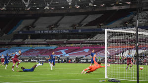 Här frälser Jarmolenko West Ham. Andrij Jarmolenkos skott har gått in i Chelseamålet.