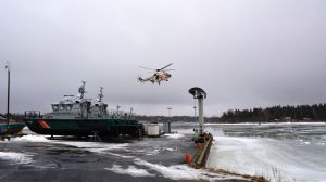 Efter affärerna ska Finnhems kunna samarbeta med gräns- och sjöbevakningen. Bilden är från sjöräddningsstationen i Södra Vallgrund år 2017. Gränsbevakningens helikopter går in för landning under sjöräddningsövningen ute vid Södra Vallgrunds sjöbevakningsstation.