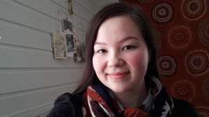 Nora Marie Ollila säger att det skulle behövas en sanningskommission, som i efterhand skulle utreda hur förnorskningspolitiken påverkade kvänerna. Nora Marie, en tjej i ungefär 20-årsåldern, mörkt långt hår och bruna ögon, ler in i kameran