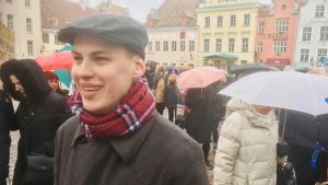 Shabad säger att organisatörerna egentligen hade tänkt ordna bara en demonstration, men nu när det går rykten om att EKREIKE redan är överens om regeringsprogrammet funderar de på att ordna fler. Gaspar Shabad är en av organisatörerna till en demonstration mot de estniska regeringsförhandlingarna.
