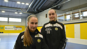Matilda Holmström och Emma Parta skulle gärna ha innebandy som yrke. Två flickor i tonåren tittar in i kameran.