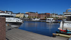 Den lilla pojken ramlade i vattnet vid gästhamnen på Skatudden. Båthamnen vid Skatudden i Helsingfors. Vid hamnen fins flera stora båtar.