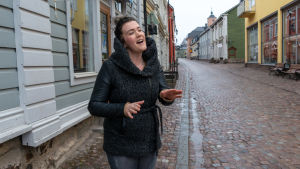 Sarina har sjungit ända sedan hon var riktigt liten. Sarina Kettunen i Gamla stan i Borgå.