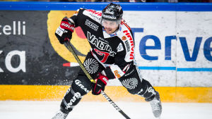 Perrin spelade sin första ligamatch i Finland säsongen 2000-01. Eric Perrin skjuter.