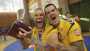 Nico Rönnberg och Teemu Tamminen skördade framgång efter framgång med Cocks. Teemu Tamminen och Nico Rönnberg firar Cocks FM-guld våren 2018.