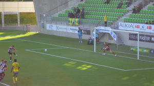 Sebastian Strandvall gör 1-0. Sebastian Strandvall gör mål från straffpunkten bakom Mika Hilander.