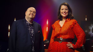 Det här är tionde året som Johan Lindroos och Eva Frantz refererar Eurovisionsprogrammen. Johan Lindroos och Eva Frantz.