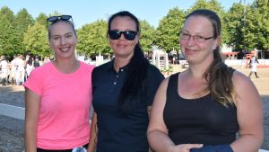 17-åriga Hangöryttaren Carolina Grahn (till vänster) och arrangörerna Annika Koli och Desiré Lindberg. Arrangörer på Hangö SeaHorse Week 2019.