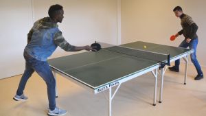 Abdullah Adan Sheik från Somalien och Murtaza Jafari från Afganistan spelar pinpis på Akan i Borgå