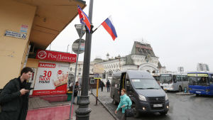 Gator i Vladivostok har inför toppmötet prytts med Rysslands och Nordkoreas flaggor Gator i Vladivostok har inför toppmötet prytts med Rysslands och Nordkoreas flaggor