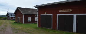 Boningshuset och ladugården byggdes 1898, efter det byggdes efterhand vedskjul, utebastu, svinstia, garage, röda ladan, ett redskapslider och en källare 1916, av en man som var blind. Flera rödmyllade hus på rad,. Ovanför garaget finns en skylt där det står Rosasgården.