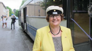 Rektor Ulla Granfors i sin studentmössa - en huvudbonad som är "okej" också inomhus. Stolt rektor Ulla Granfors.