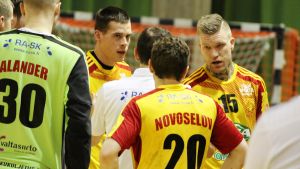 Teemu Tamminen (t.h.) och Nico Rönnberg som vanligt målfarliga. Cocks time-out.