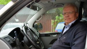 Matts Malmberg kör ibland taxi på nätterna. Porträttbild av Matts Malmberg i sin taxibil.