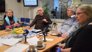 Skolorna och inneluften blir valfråga nummer 1. Det är kommunalvalskandidaterna Merja Laaksonen (SFP), Åke Holmlund (Saml), Heikki Valtavaara (Sannf) och Karin Gottberg-Ek (Gröna) överens om. Merja Laaksonen, Åke Holmlund, Heikki Valtavaara och Karin Gottberg-Ek sitter vid ett bord och diskuterar.