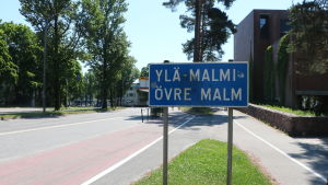 Dolphyne stannades i Övre Malm efter att ha kört från en fest i Brobacka. Vägskylt där det står Övre Malm.