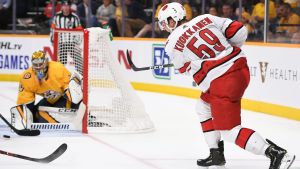 Janne Kuokkanen försöker överlista Nashvillemålvakten Pekka Rinne i en träningsmatch. Carolinas Janne Kuokkanen försöker överlista Pekka Rinne i Nashvillemålet.
