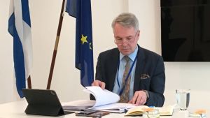 Pekka Haavisto representerar Finland på utrikesministermötet. Pekka Haavisto bläddrar i sina anteckningar inför en presskonferens i Bryssel måndagen den 22 mars.