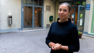 - Också alla som jobbar för Borgå stad kommer den här veckan att förses med egna munskydd, säger Ann-Sofie Silvennoinen. Ann-Sofie Silvennoinen