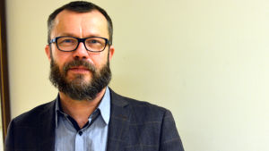 - Det finns hur många utbildningar som helst där ett L inte är en förutsättning, säger Misha Eriksson, rektor för Ekenäs gymnasium. Porträttbild på Mikael Eriksson.