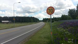 Trafiken på Skärgårdsvägen vid Ämboda på Kustö skulle antagligen minska om en ny omfartsväg togs i bruk. Hastighetsbegränsningen är 70 km/h på Skärgårdsvägen i Ämboda.