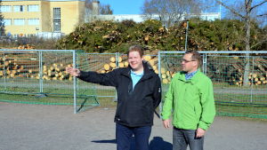 Projektchef Tony Lökfors och rektor Kenneth Holmberg. Två personen på en skolgård.