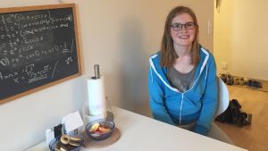 18-åriga Marina Koroleff, som går i gymnasiet i Grankulla, blir ibland bjuden på alkohol. Folk brukar ändå inte höja på ögonbrynen när hon tackar nej. Det går bra att välja vatten i stället. Marina Koroleff, 18, i sin lägenhet i Grankulla. Hon har aldrig druckit alkohol.