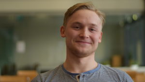 Benjamin Sundbäck är inte rädd för att bli utan jobb. En ung man (på rekryteringsmässa).