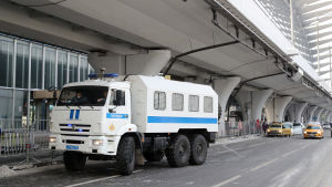 En fängelsebil står utanför flygplatsen i Moskva. Frågan är om Navalnyj kommer att gripas då han anländer eller inte. Fängelsebil utanför Vnukovo-flygplatsen i Moskva.