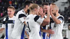 Finländarna firar ledningsmålet. Finländarna firar Fredrik Jensens 1–0-mål.