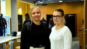 Victoria Holmström och Emelie Holmqvist är nöjda med bokningssystemet i ASA-huset, men vid spontana gruppträffar spiller man mycket tid av att försöka hitta utrymmen i huset. två unga kvinnor står i asa-aulan
