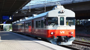 Orkar du inte stå? Då får du väl gå, tycker barnen. A-tåget anländer till Ilmala station en solig dag.