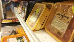 Köttet som delas ut har oftast rabattlappar på paketet. Broilerförpackningar med rabattlappar i en kyldisk. Också andra köttrprodukter med rabattlappar syns.