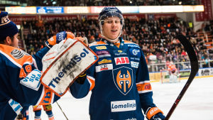 Niko Mikkola firar mål för Tappara.