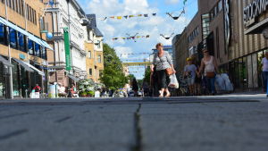 Gågatan i Åbo ska förlängas i framtiden, det förberedande arbetet startar troligtvis redan i april. Folk går på gågatan i Åbo en sommardag.