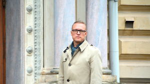 Borgås stadsdirektör Jukka-Pekka Ujula. Porträtt på man framför stenhusvägg.