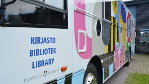 Den granna bokbussen kommer att väcka uppmärksamhet på vägarna i både Borgå och Sibbo. Borgå stads nya biblioteksbuss 06.07.2020
