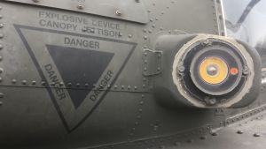 Detalj på sidan av en amerikansk Apache-helikopter Detalj på sidan av en amerikansk Apache-helikopter, Danger, danger, danger, står det.