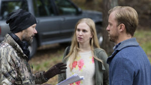 Det får inte gå åt skogen fast man spelar in i skogen. Felix med sin Bonusfamilj 2017. Regissör Felix Herngren instruerar Vera Vitali och Erik Johansson under inspelningarna av Bonusfamiljen.