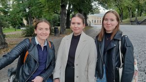 Jolanda Närhi, Frida Hellman och Matilda Torrkulla har prövat elsparkcyklar också nattetid. Jolanda Närhi, Frida Hellman och Matilda Torrkulla, tre unga kvinnor står på en gata med en park bredvid.