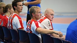 Jac Karlsson sitter en kort stund på avbytarbänken i träningsmatchen mot Sjundeå IF. Jac Karlsson i BK-46 inför comebacksäsongen 2019-2020.